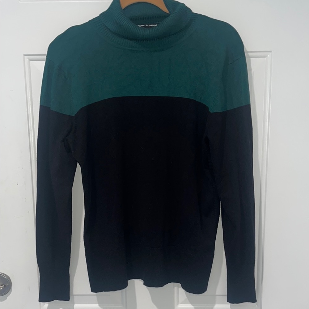 Cable & Gauge Black and Green Turtleneck Sweater